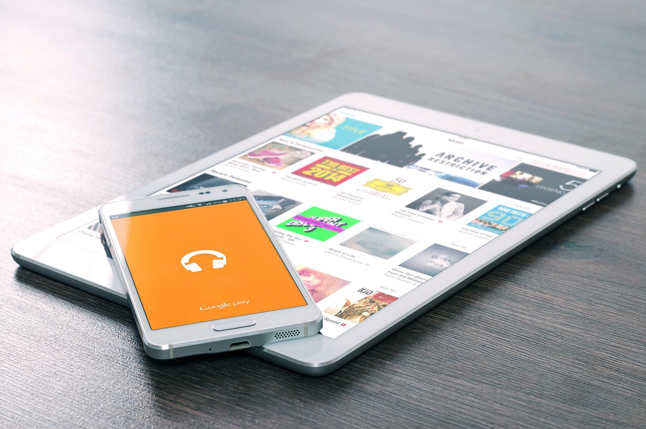 tablette numérique ouverte sur un magasin d'application et un smartphone