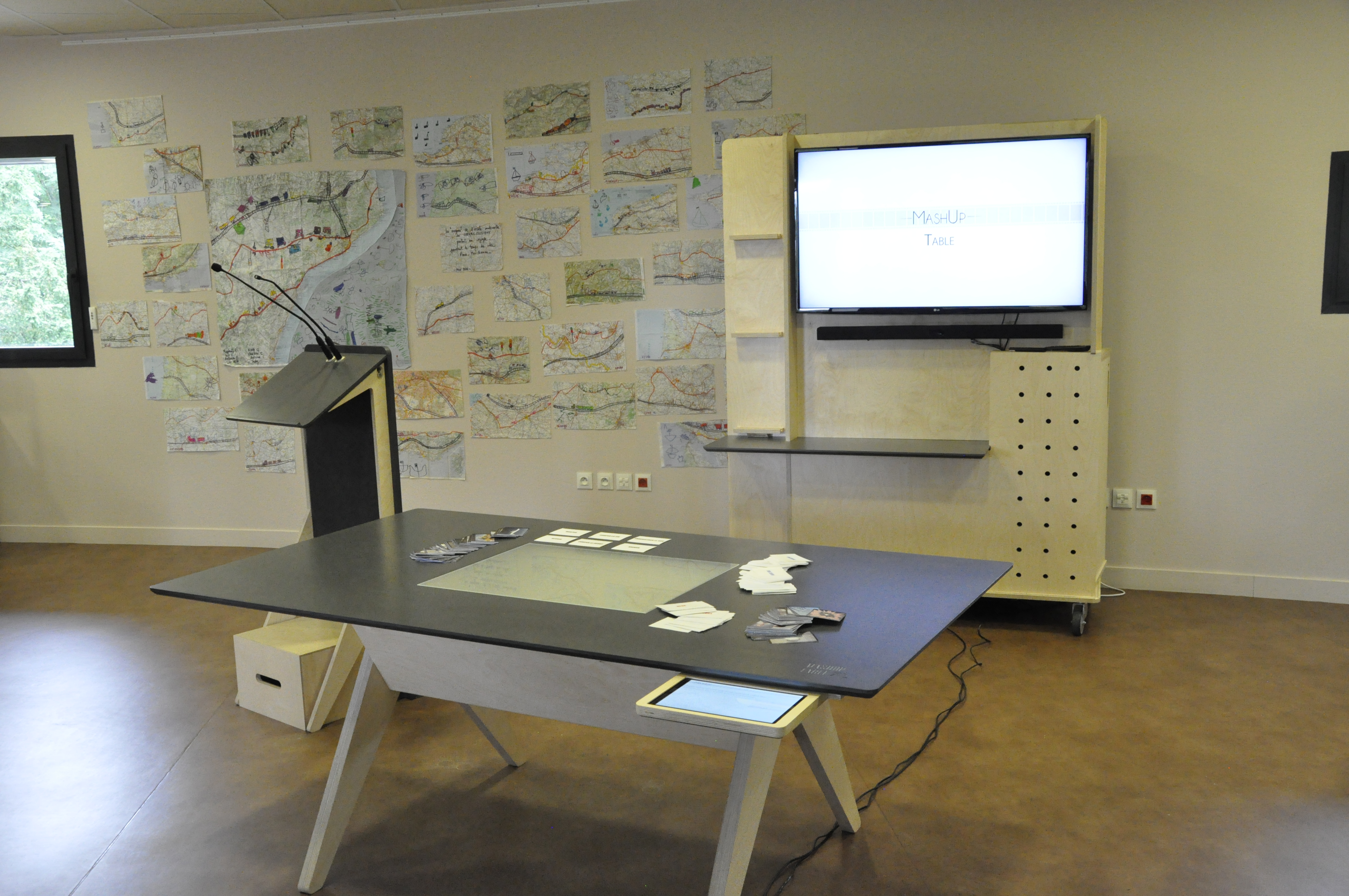 table mashup présentée dans une salle de bibliothèque